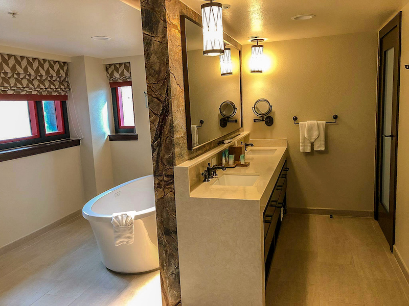 Disney's Copper Ridge Grand Villa master bath image